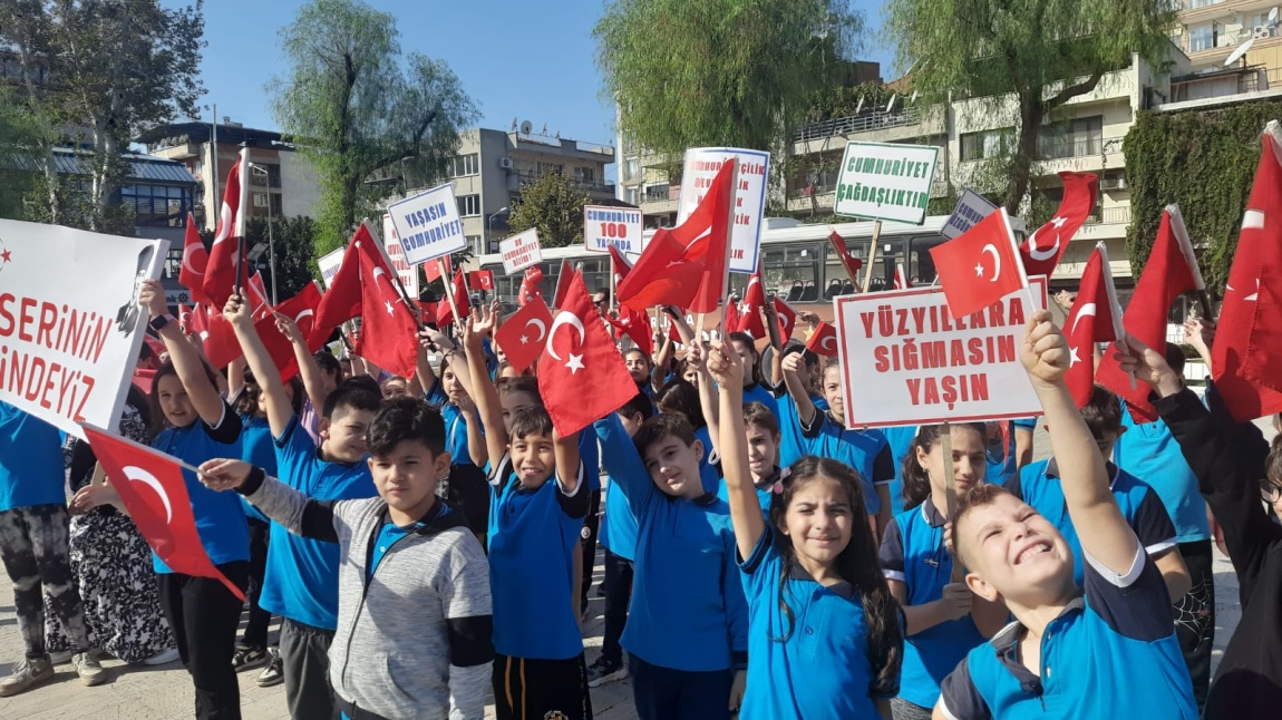 Sandıklı Nazmi Topçuoğlu İlköğretim Okulu Cumhuriyet’imizin 100.Yılı Yürüyüşü